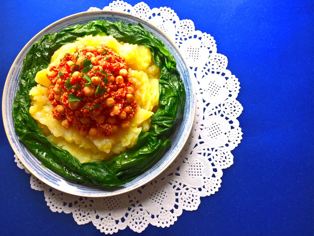 Chickpeas-and-quinoa-in-tomato-sauce-with-mashed-potatoes-and-spinach