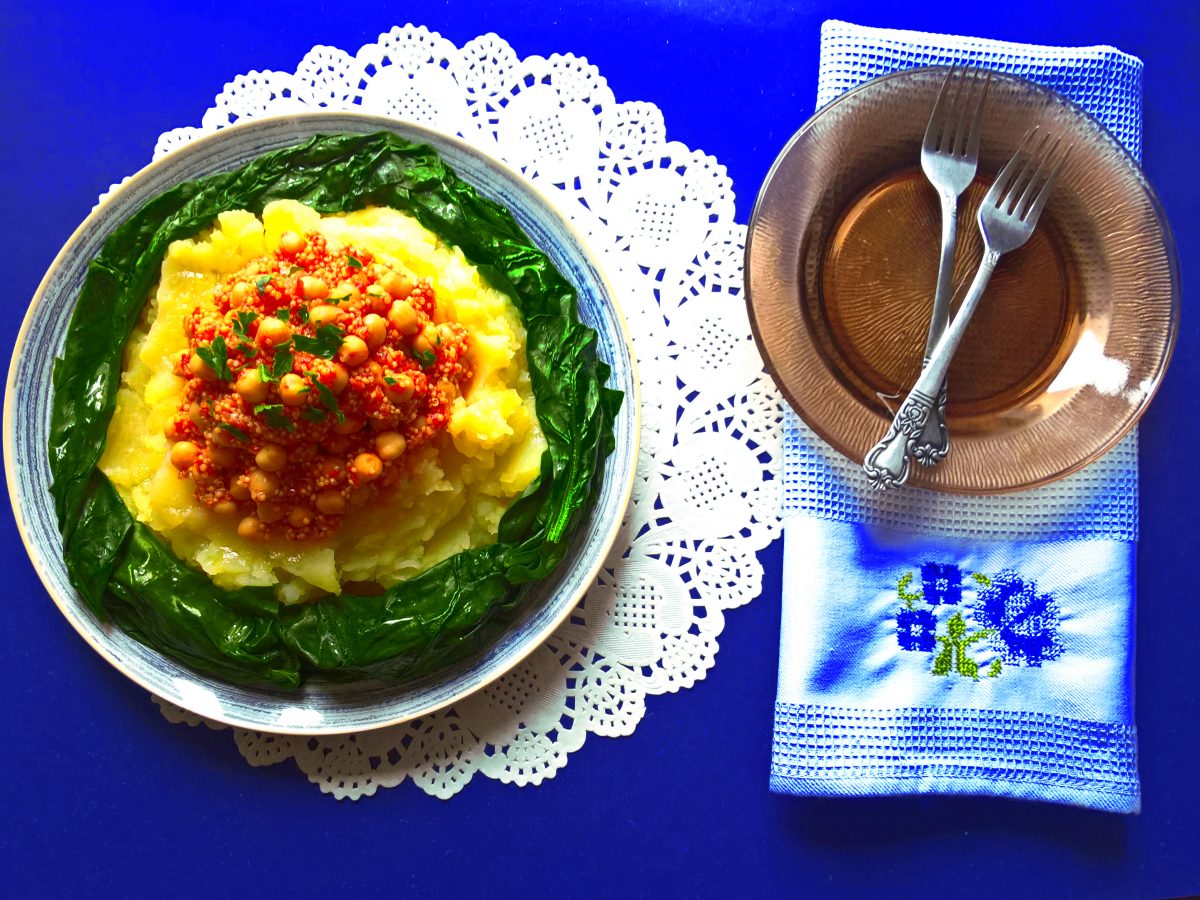 Chickpeas and Quinoa in Tomato Sauce With Spinach And Mashed Potatoes